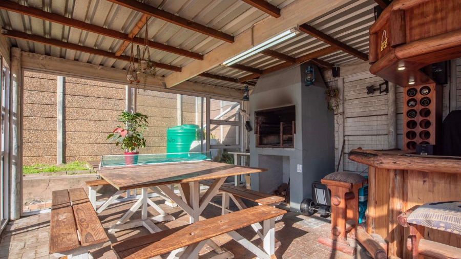 2 Bedroom Property for Sale in Vredekloof East Western Cape